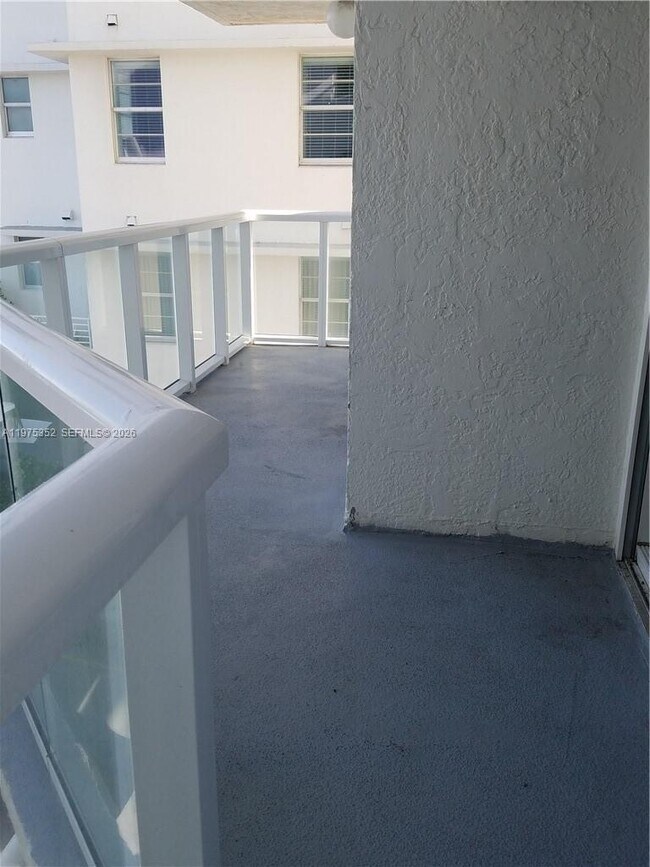 Building Photo - 2457 Collins Ave