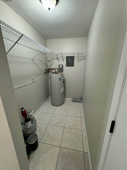 Building Photo - 5204 Beach Dr