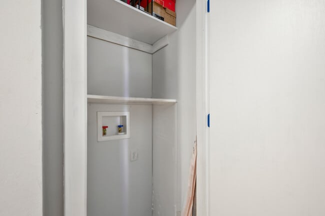 Building Photo - 6501 E Hill Dr