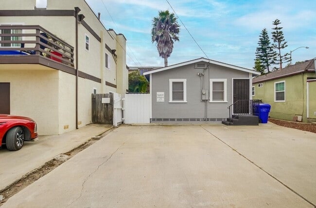 Building Photo - Price drop! Cozy Home Between Mission Beach and Mission Bay with Parking and Rooftop Deck!