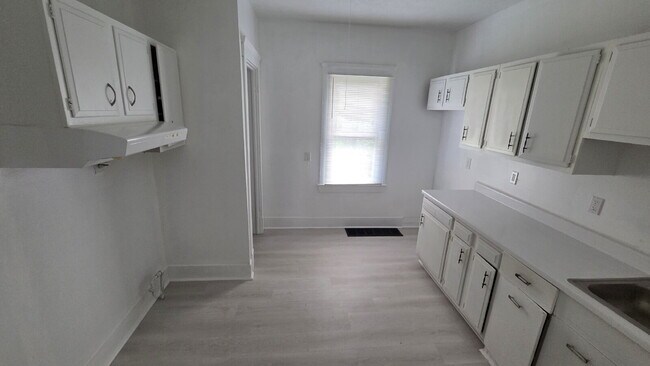 Building Photo - 3 Bedroom with Finished Attic Space/4th Room!