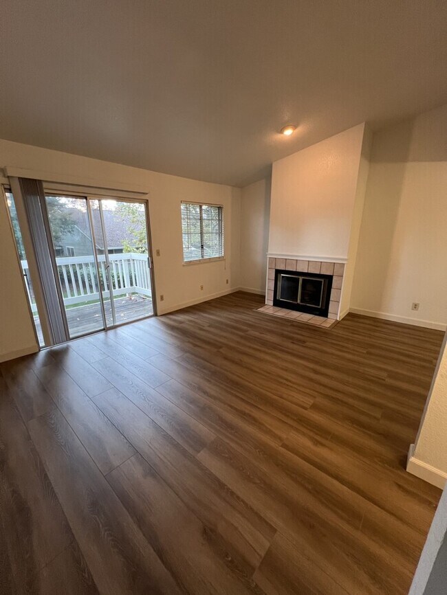 Building Photo - 235 Live Oak Cir