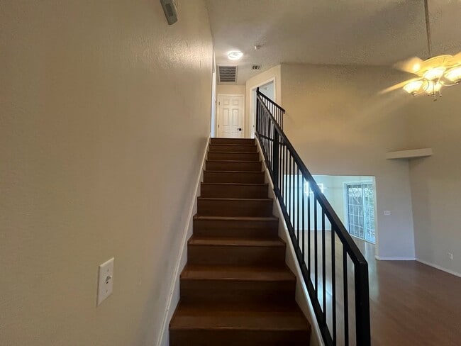 Building Photo - Charming Oversized 2 Bed, 2 Bath Townhouse...