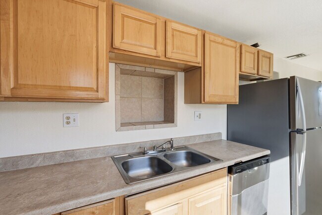 Building Photo - 468 E Delano St