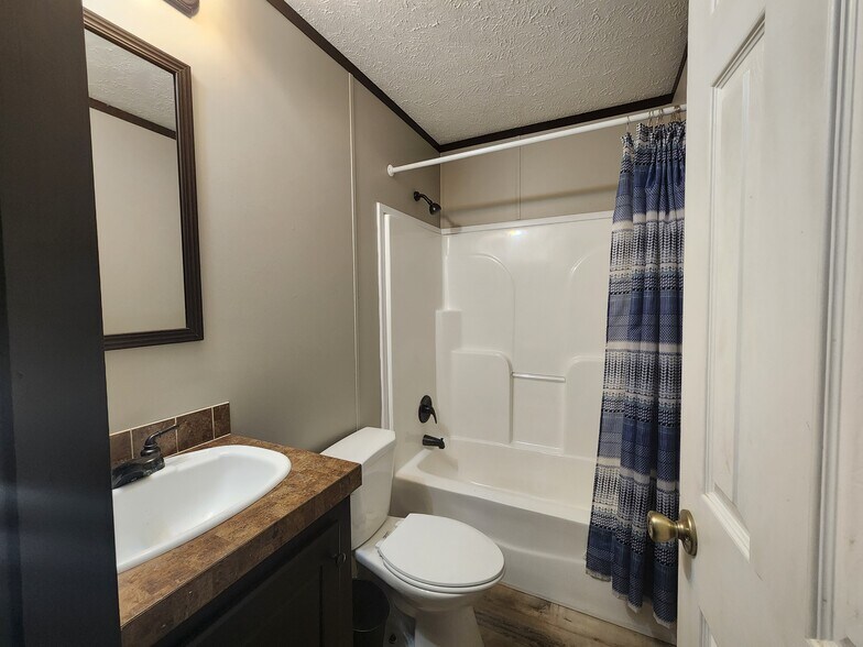Hall Bath - 20301 Perrilloux Rd