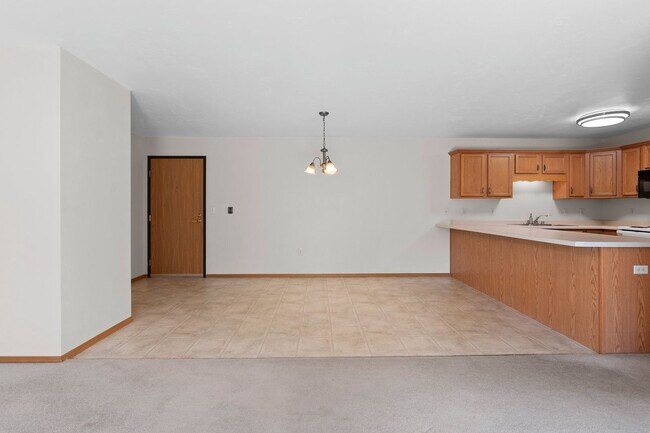 Building Photo - 2 Bedroom 2 Bathroom Upper 1 Car Garage