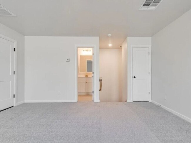 Building Photo - Model Home in East Edmond + 3 bedrooms + B...