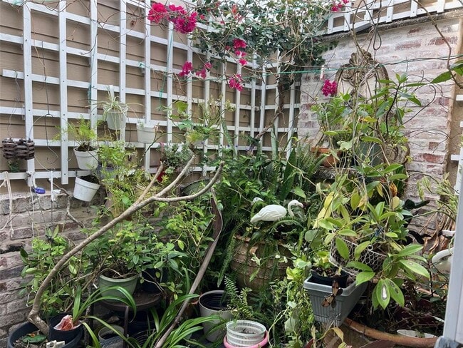 Building Photo - 2833 Orange Tree Cir N