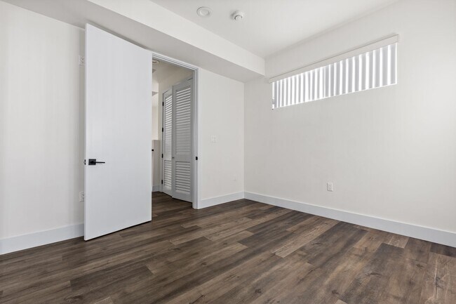 Building Photo - A beautifully designed and renovated 4 bed / 4 1/2 bath townhome located in the desirable Sawtell...