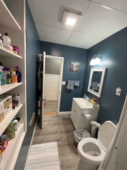 Bathroom - 1205 Hutton St