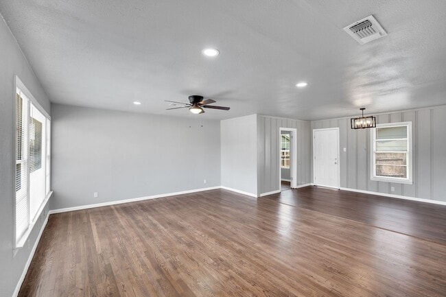 Building Photo - 413 Shaw St