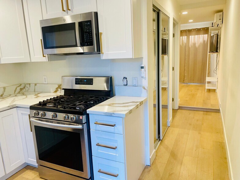 Building Photo - 7034 Yarmouth Ave