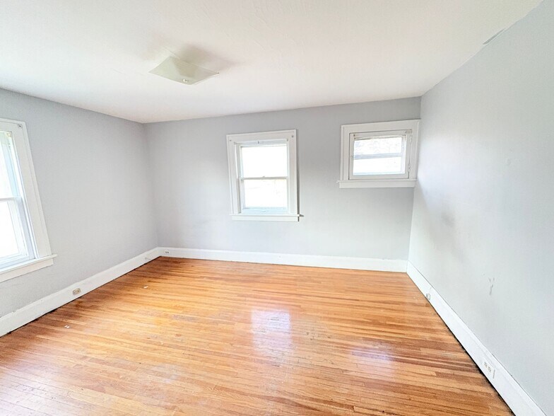 Building Photo - 1907 Oakwood Ave