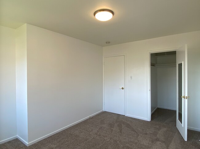Building Photo - 1BR/1BA Charmer! BAY VIEWS and Parking! Laundry On-Site! Balcony! PROGRESSIVE