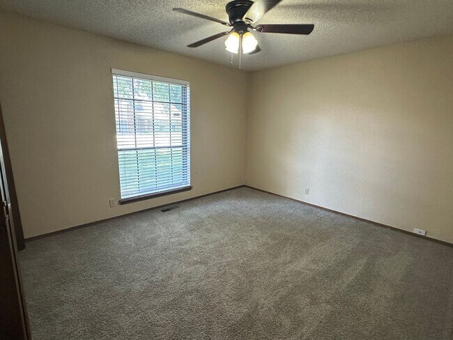 Building Photo - Large single story 4 bedroom