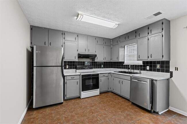 Building Photo - 120 Woodcrest Dr