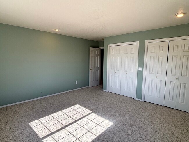 Building Photo - 1150 SE Polk Cir