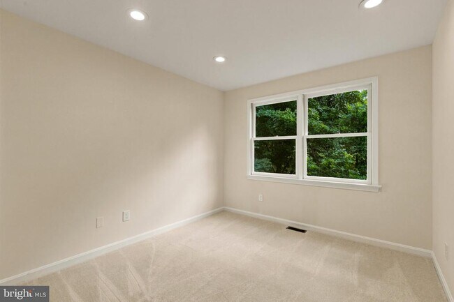 Building Photo - 7937 Valleyfield Dr