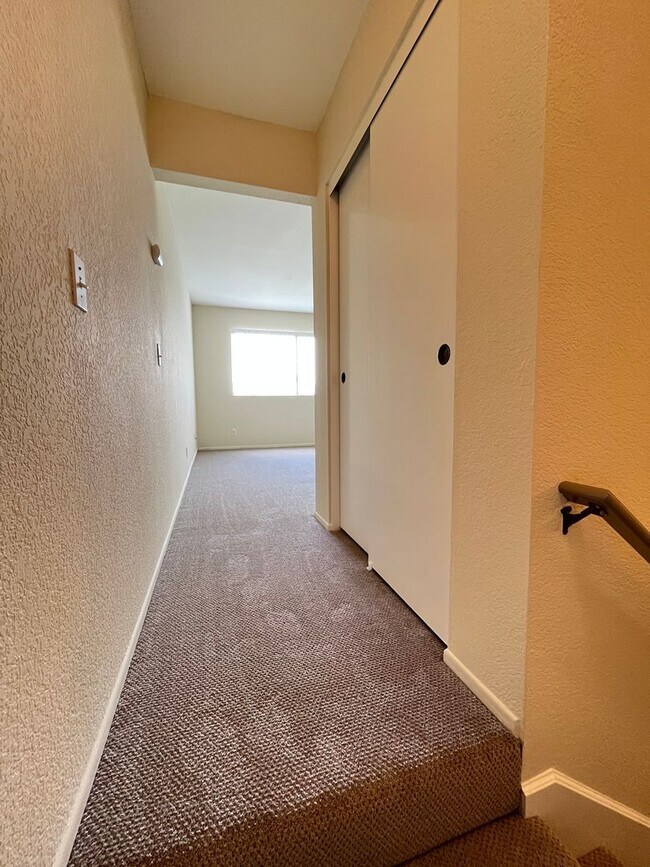 Building Photo - JUST REFURBISHED SPACIOUS DUAL MASTER COND...