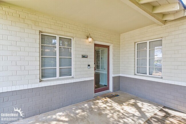Building Photo - Charming 2Bdm 2Ba Home with Modern Studio ADU in Uptown Phoenix!