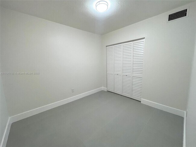 Building Photo - 1035 W 77th St