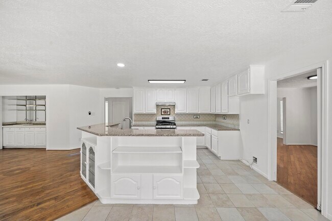 Building Photo - 2406 Parkwood Ln