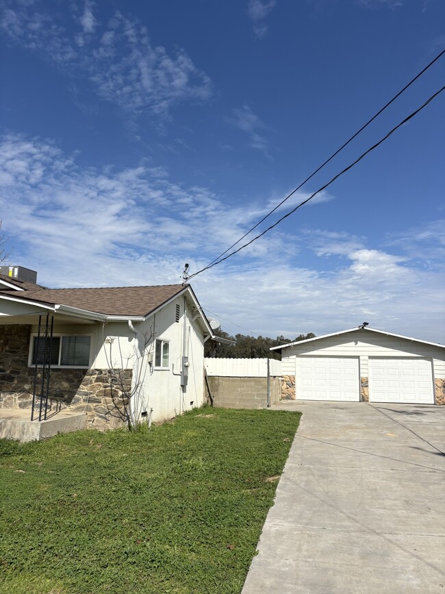 Building Photo - 6832 E Harvey Ave