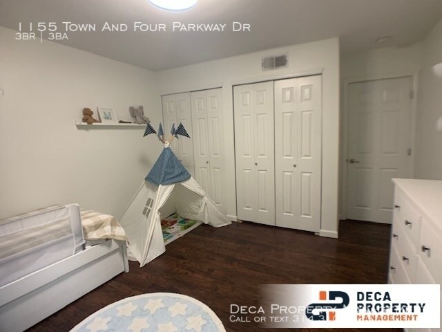 Building Photo - 3 Bedroom Townhome
