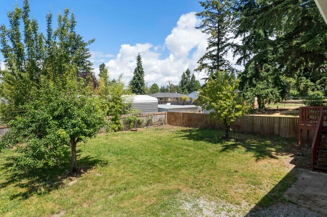Building Photo - Spacious 5 Bedroom with Huge yard and 3 fireplaces