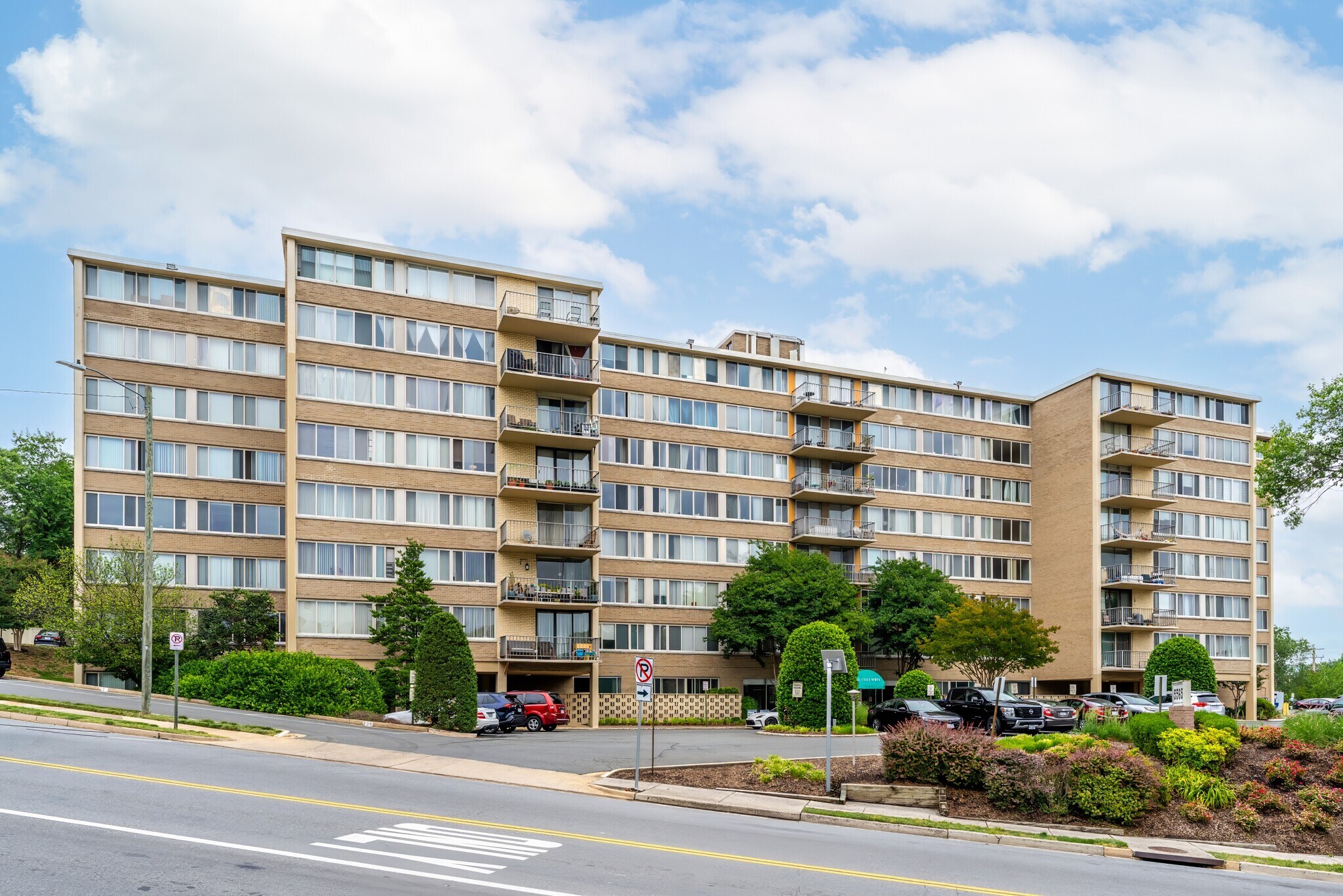 Exterior View - 5565 Columbia Pike