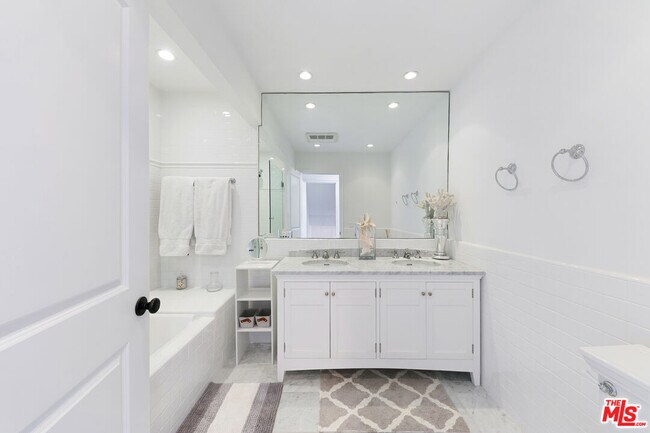 Building Photo - 11856 S Beach Club Way