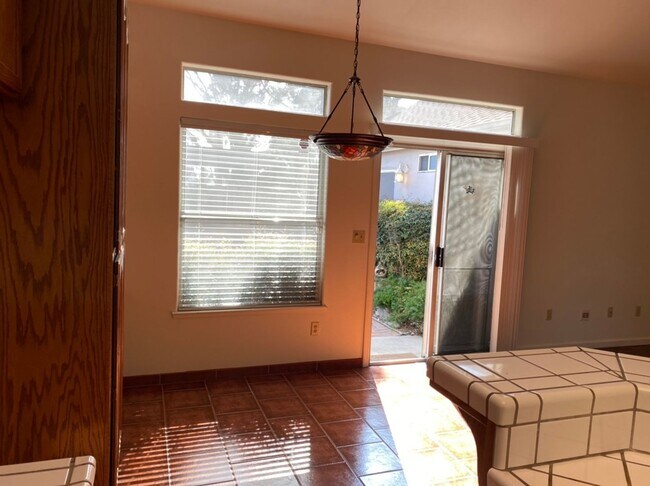 Building Photo - Single story located on a court!