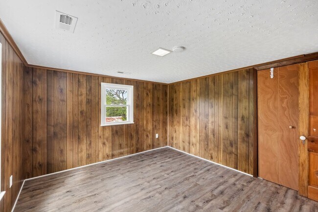 Building Photo - 1457 Caledon Rd