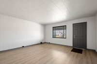 Building Photo - Bright 2 Bedroom home in McKees Rocks Avai...