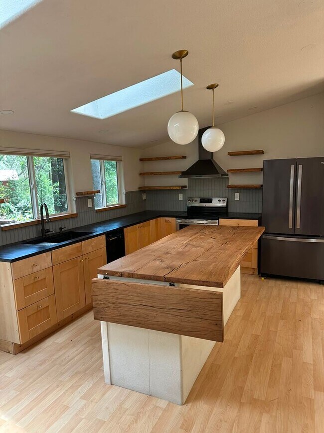 Building Photo - Rental On Cobb Mountian