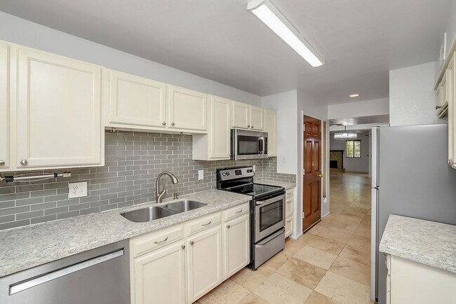 Building Photo - Charming 2-Bedroom, 2-Bath Condo in the He...