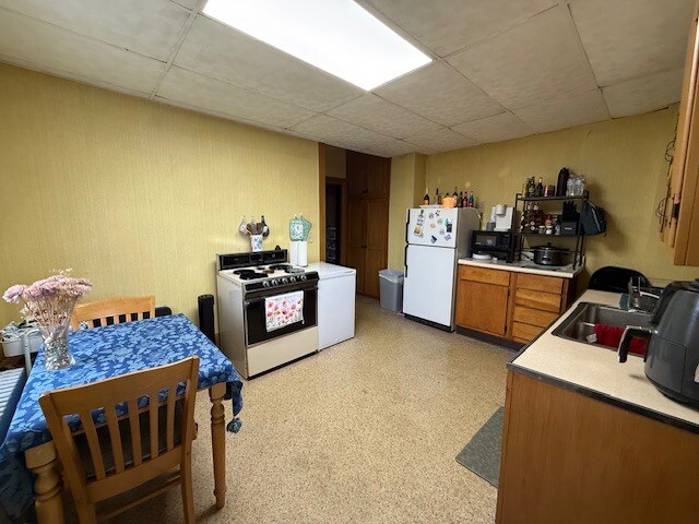 Kitchen - 223 W Clinton St