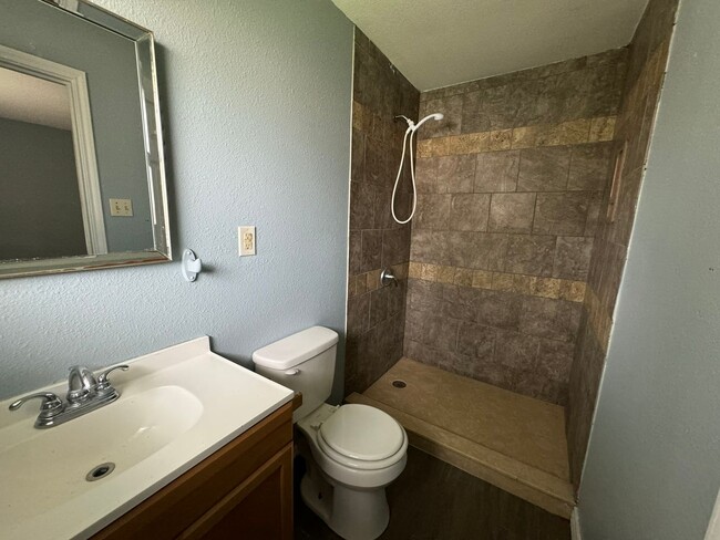 Building Photo - Remodeled 3 bedroom 2 bathroom house! - MO...