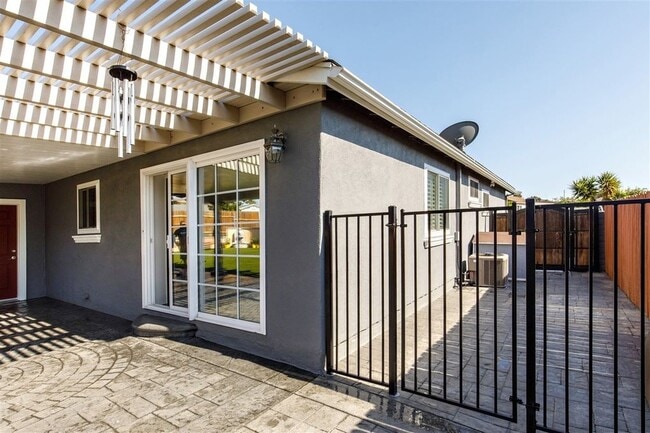 Building Photo - 395 Deep Dell Rd