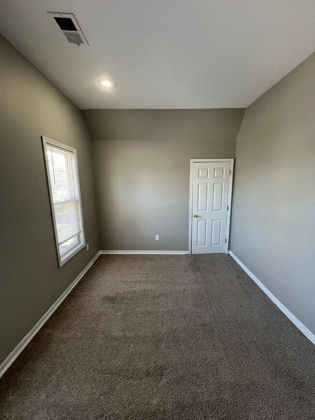 Building Photo - Charming 3-Bedroom Home in Washington Weat...