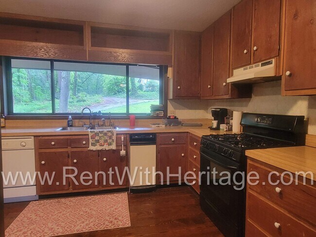 Building Photo - Charming Cabin Style Home on 1.3 Acres / F...