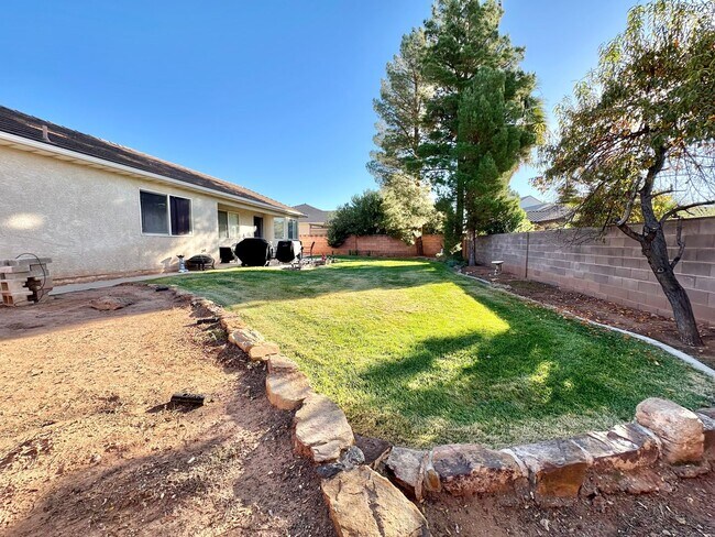 Building Photo - Charming 3 Bed, 2 Bath Home!