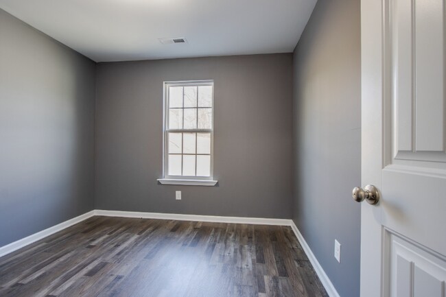 Building Photo - 138 Main St N