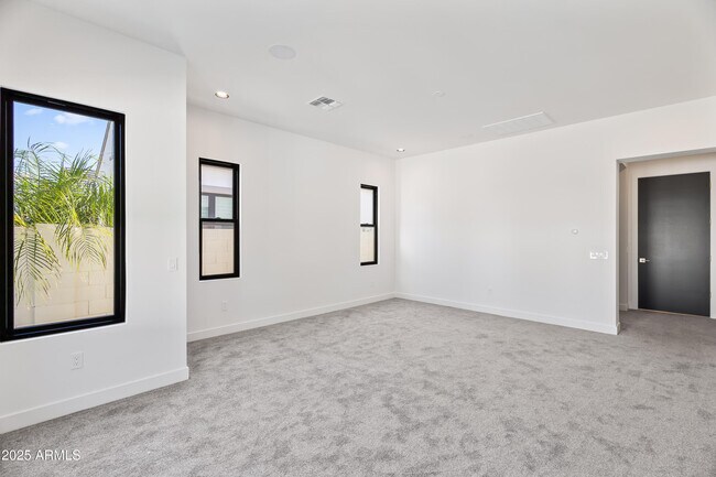 Building Photo - 1538 W Wagon Wheel Dr