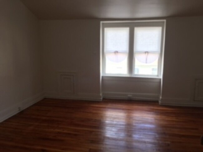 Building Photo - Video in Pics! West End of Town! Close to transportation, parks, and many amenities!