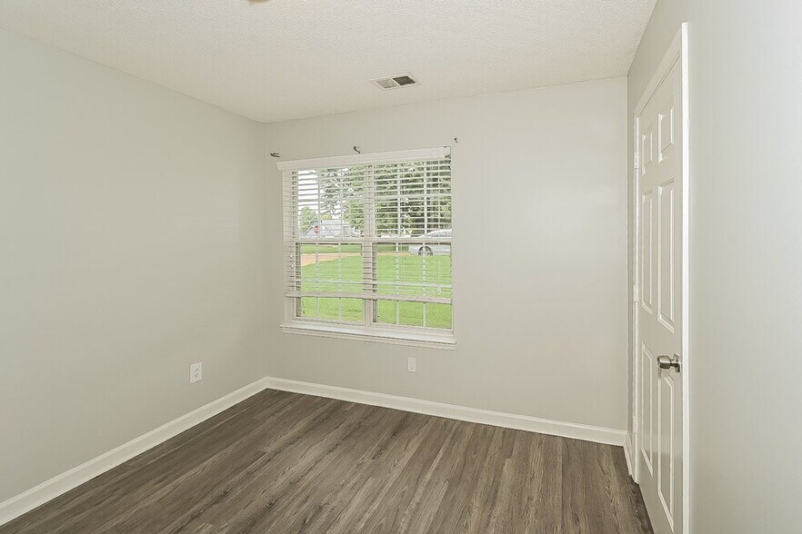 Building Photo - 1203 Thames Dr
