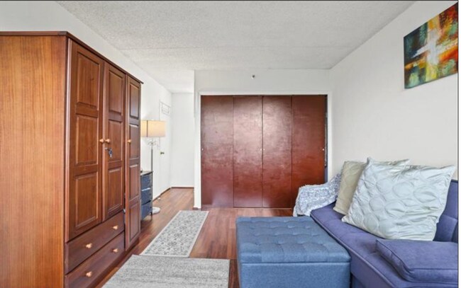 Building Photo - Bright And Spacious 2 Bed 2 Bath Condi With Balcony In Vibrant Highpointe