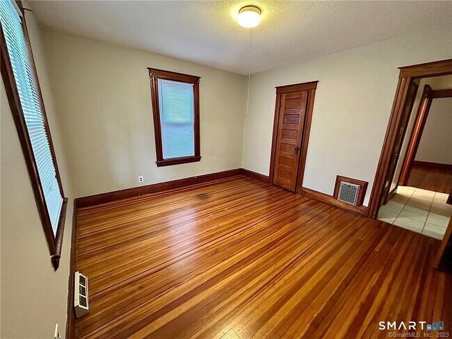 Building Photo - 492 Stanley St