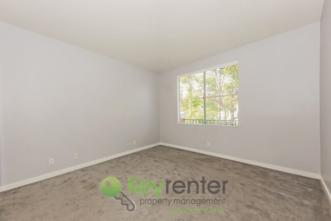 Building Photo - Stunning Westpark Condo in the Heart of Ir...