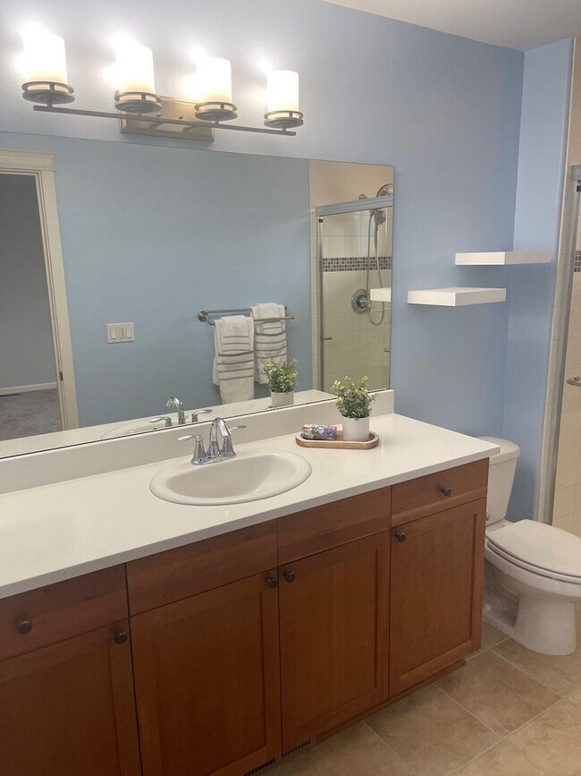 Building Photo - Spacious 3BD/2.5BTH Available for Lease in...